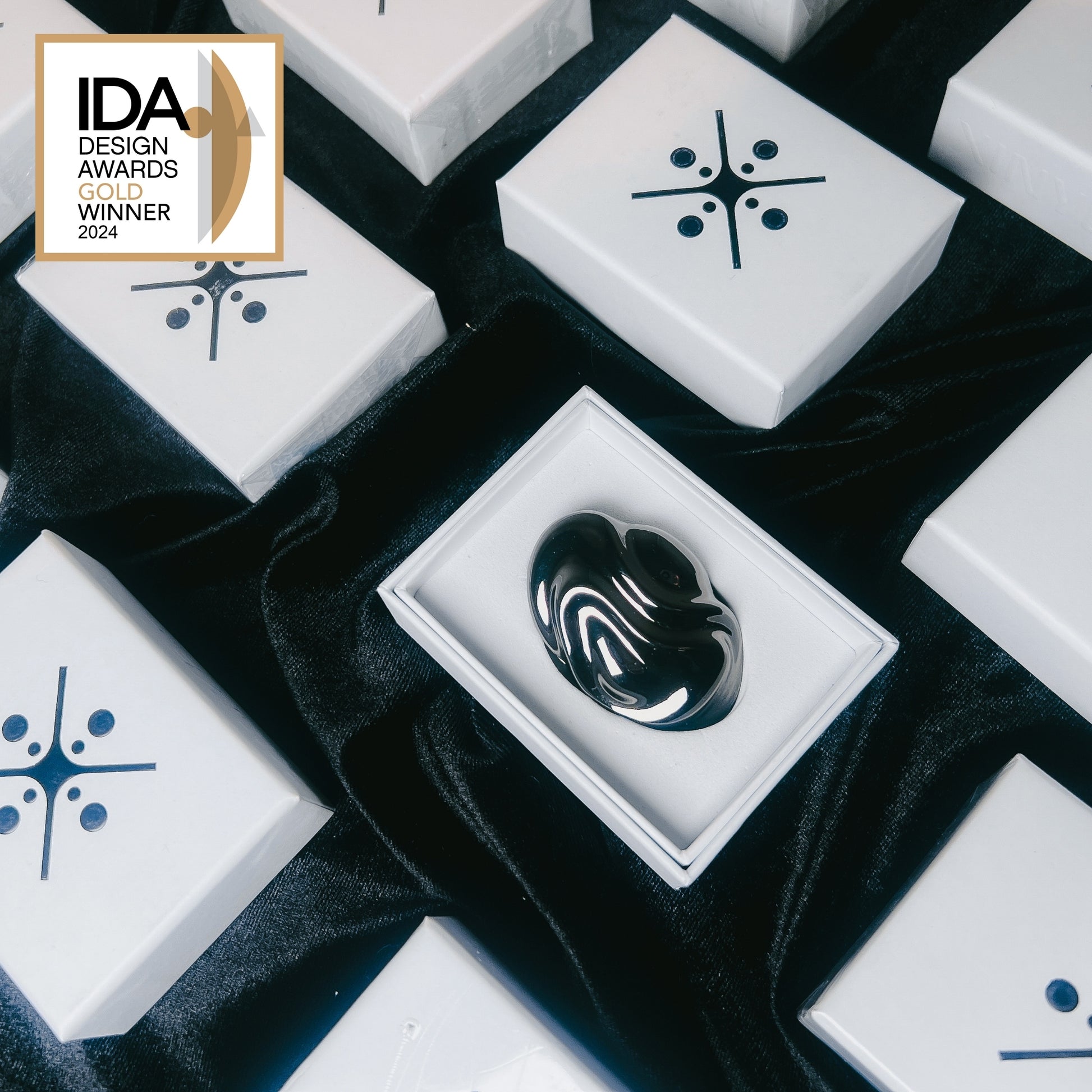 Black decorative object in a white box with IDA Design Awards 2024 winner badge.